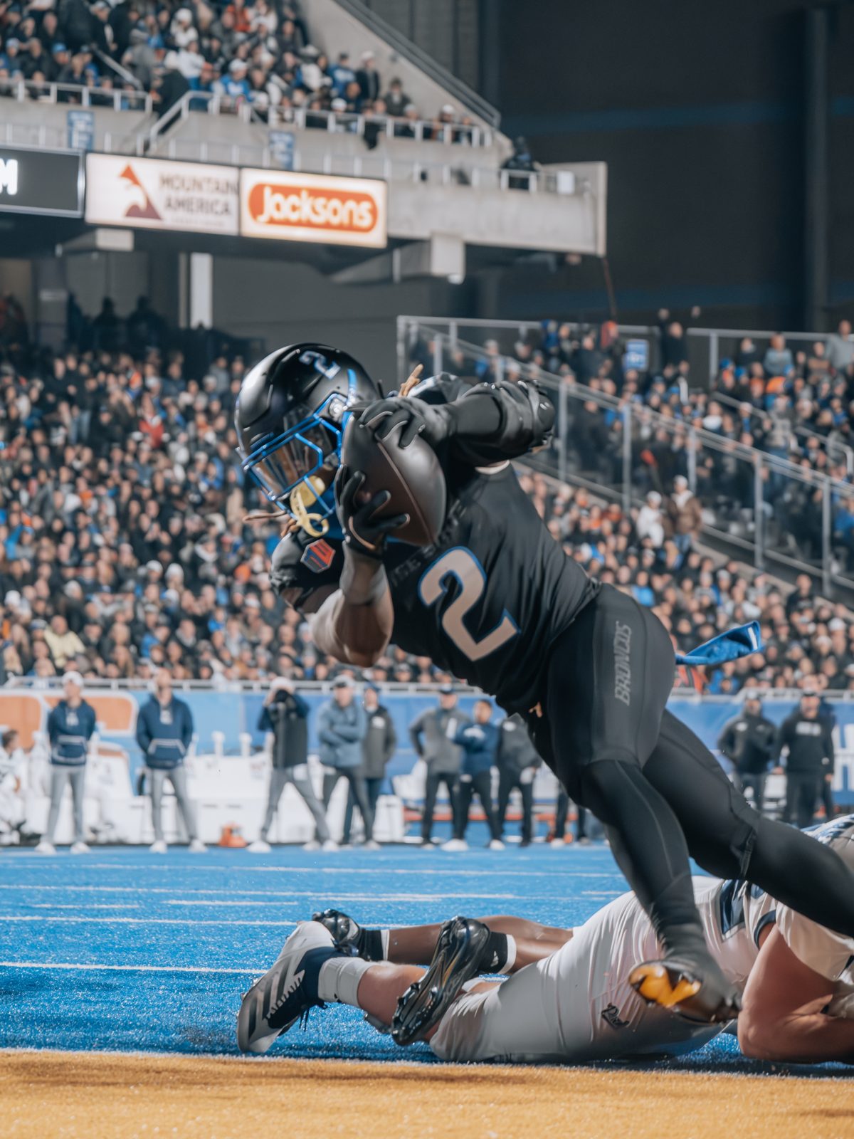 Ashton Jeanty diving into the end zone, Boise State football